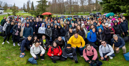 Estudiantes de la Universidad de Navarra antes de su salida hacia Javier