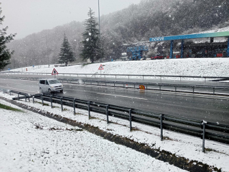 Nevada en el punto más alto de la autovía, 694 metros, en Pagozelai