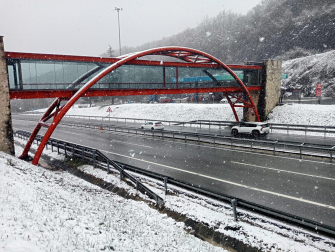 Nevada en el punto más alto de la autovía, 694 metros, en Pagozelai
