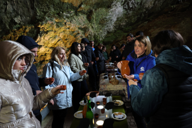 Cueva de Mendukilo. Cata a ciegas de agua de estalagtita de cueva y productos de la zona