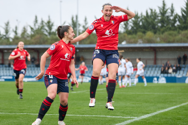 Andrea Palacios celebra, junto a Nahia Azpiazu, el 1-0 frente al Alba