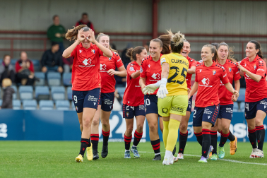 Claudia G, pichichi de Osasuna con ocho dianas, celebra un tanto contra el Europa