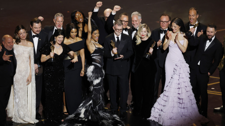 Paul Thomas Anderson (C) y la productora Sara Murphy (centro derecha) celebran con el elenco y el equipo en el escenario tras ganar el Oscar a la Mejor Película por 'Una batalla tras otra' en la gala de los premios Oscar