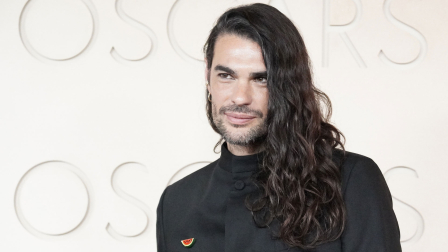 El director y guionista español Óliver Laxe posa en la alfombra roja durante la 98º edición de los premios Óscar este domingo, en el Teatro Dolby de Los Ángeles