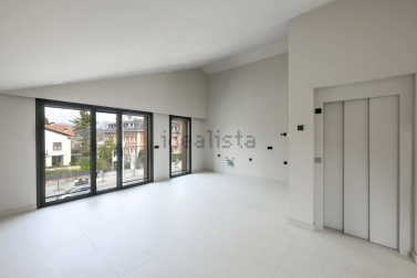 Cocina con amplios ventanales