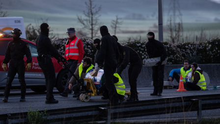 Fotos de los manifestantes que han cortado la ronda (PA-30) en Mutilva y causado retenciones en el tráfico