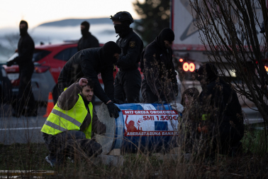 Fotos de los manifestantes que han cortado la ronda (PA-30) en Mutilva y causado retenciones en el tráfico