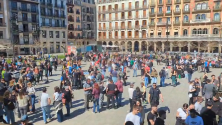 Imanol Pascual, secretario general de ELA, e Imanol Karrera, portavoz de LAB en Navarra, han explicado en la plaza del Castillo de Pamplona que la principal reivindicación de la huelga general convocada este martes 17 de marzo es la creación de un salario mínimo propio de Navarra de 1.500 euros al mes. Han lamentado el rechazo del Parlamento de Navarra a la medida y han cargado especialmente contra el PSN y Contigo.