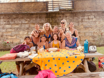 Olaia Elcano junto a su familia y amigos: Tania, Emma, Ania, Carla, Ana R., Anai, Aner, Julen, Nahia y Kontxi.