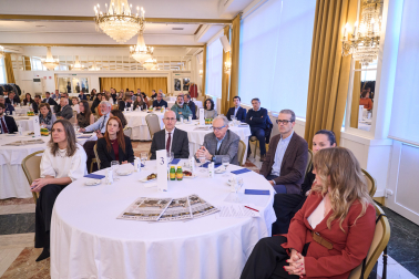 Alicia Nicolás, directora comercial del Grupo La Información; Marta Castro, jefa de gabinete de Lorenzo Amor; Miguel Ángel Riezu, director de Diario de Navarra; Miguel Sanz, expresidente del Gobierno de Navarra; Nacho Calvo, subdirector de Diario de Navarra; Lara Martínez, de BENCO, y Belén Galindo, directora de Comunicación del Grupo La Información
