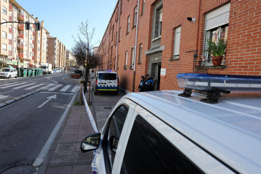 Fotos de la operación de la Policía Municipal de Pamplona en un narcopiso contra el menudeo de drogas en la Rochapea