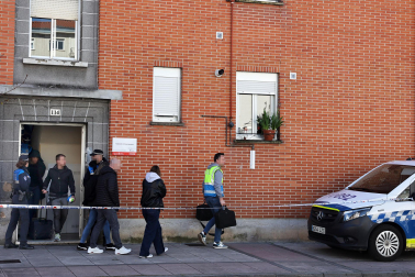 Fotos de la operación de la Policía Municipal de Pamplona en un narcopiso contra el menudeo de drogas en la Rochapea