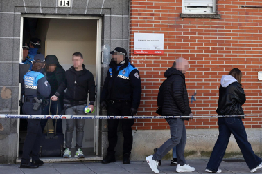 Fotos de la operación de la Policía Municipal de Pamplona en un narcopiso contra el menudeo de drogas en la Rochapea
