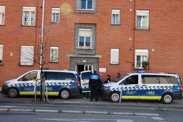 Fotos de la operación de la Policía Municipal de Pamplona en un narcopiso contra el menudeo de drogas en la Rochapea