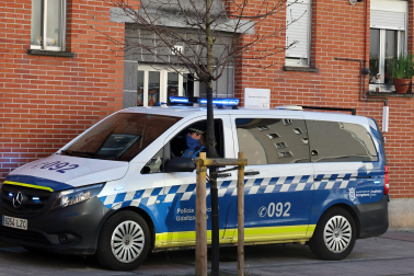 Fotos de la operación de la Policía Municipal de Pamplona en un narcopiso contra el menudeo de drogas en la Rochapea