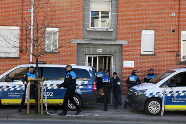 Fotos de la operación de la Policía Municipal de Pamplona en un narcopiso contra el menudeo de drogas en la Rochapea