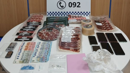 Siete teléfonos móviles, productos envasados al vacío de embutido y quesos, 440 euros en metálico, material para la manipulación de droga y un cuaderno con anotaciones de posibles cobros incautados por la Policía Municipal de Pamplona en el domicilio de la detenida