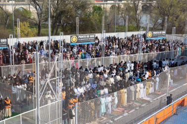Foto de la multitudinaria oración que cierra el Ramadán en Tudela