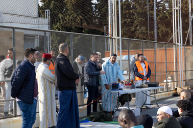 Foto de la multitudinaria oración que cierra el Ramadán en Tudela