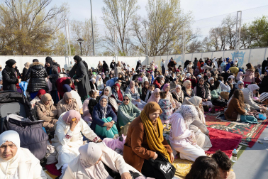 Foto de la multitudinaria oración que cierra el Ramadán en Tudela