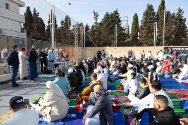 Foto de la multitudinaria oración que cierra el Ramadán en Tudela