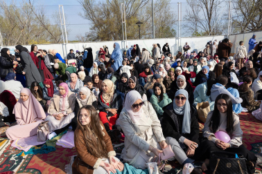 Foto de la multitudinaria oración que cierra el Ramadán en Tudela