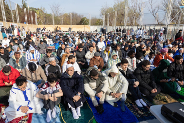 Foto de la multitudinaria oración que cierra el Ramadán en Tudela