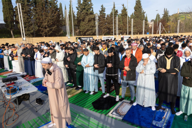 Foto de la multitudinaria oración que cierra el Ramadán en Tudela