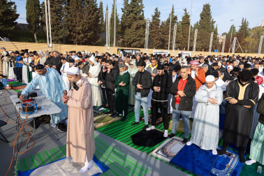 Foto de la multitudinaria oración que cierra el Ramadán en Tudela