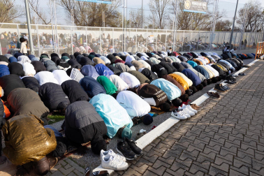 Foto de la multitudinaria oración que cierra el Ramadán en Tudela