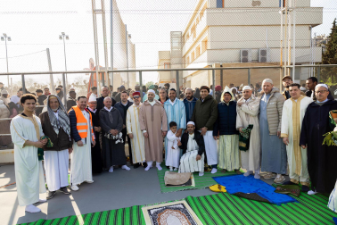 Foto de la multitudinaria oración que cierra el Ramadán en Tudela