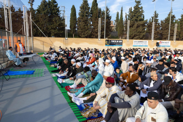 Foto de la multitudinaria oración que cierra el Ramadán en Tudela