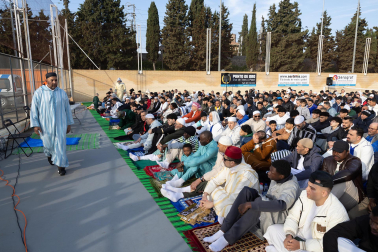 Foto de la multitudinaria oración que cierra el Ramadán en Tudela