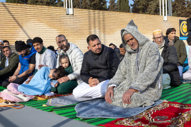 Foto de la multitudinaria oración que cierra el Ramadán en Tudela