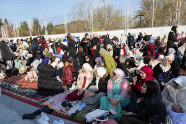 Foto de la multitudinaria oración que cierra el Ramadán en Tudela
