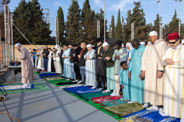 Foto de la multitudinaria oración que cierra el Ramadán en Tudela