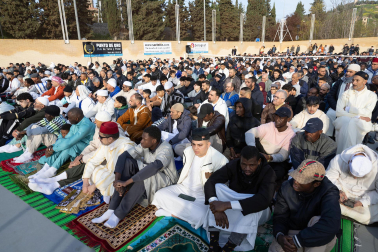 Foto de la multitudinaria oración que cierra el Ramadán en Tudela