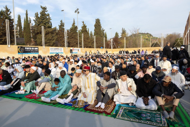 Foto de la multitudinaria oración que cierra el Ramadán en Tudela