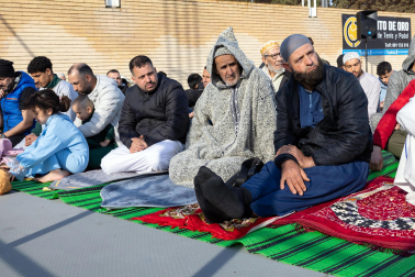 Foto de la multitudinaria oración que cierra el Ramadán en Tudela