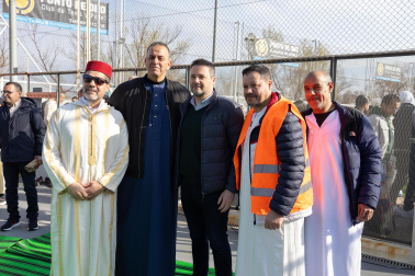 Foto de la multitudinaria oración que cierra el Ramadán en Tudela