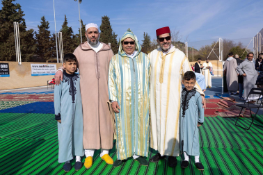 Foto de la multitudinaria oración que cierra el Ramadán en Tudela