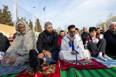 Foto de la multitudinaria oración que cierra el Ramadán en Tudela