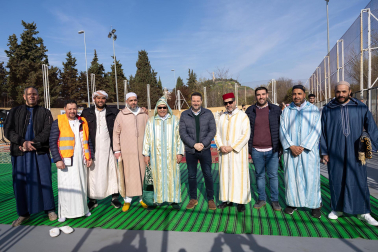 Foto de la multitudinaria oración que cierra el Ramadán en Tudela
