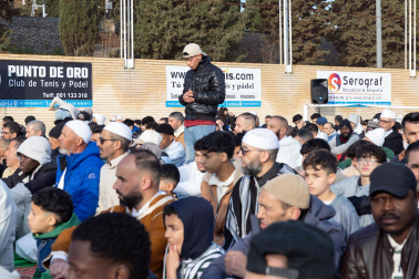 Foto de la multitudinaria oración que cierra el Ramadán en Tudela
