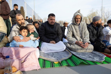 Foto de la multitudinaria oración que cierra el Ramadán en Tudela