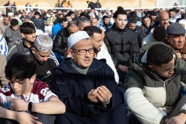 Foto de la multitudinaria oración que cierra el Ramadán en Tudela