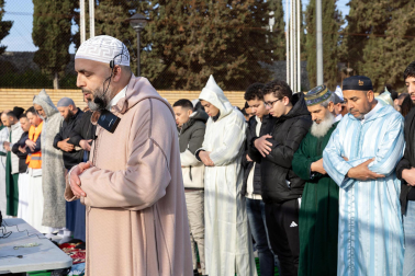 Foto de la multitudinaria oración que cierra el Ramadán en Tudela