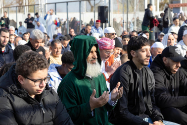 Foto de la multitudinaria oración que cierra el Ramadán en Tudela