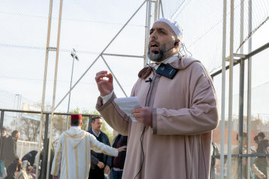 Foto de la multitudinaria oración que cierra el Ramadán en Tudela