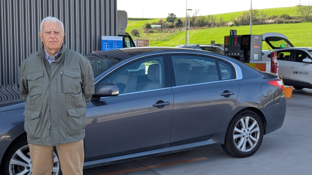 José Antonio Ayesa llenó ayer el depósito para emprender un viaje